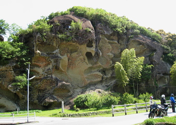 高池の虫喰岩 高池の虫喰岩