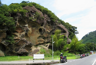 高池の虫喰岩 高池の虫喰岩