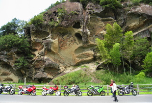高池の虫喰岩 高池の虫喰岩
