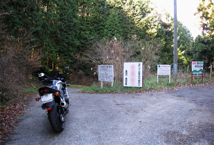 左:森谷林道へ・・・ 左:森谷林道へ・・・