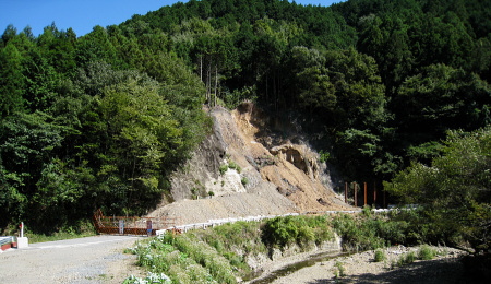枚方亀岡線 - r6 - 崩落現場 枚方亀岡線 - r6 - 崩落現場