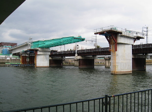 神崎川橋 梁架け替え工事 - 押出し架設工法 - 神崎川橋 梁架け替え工事 - 押出し架設工法 -